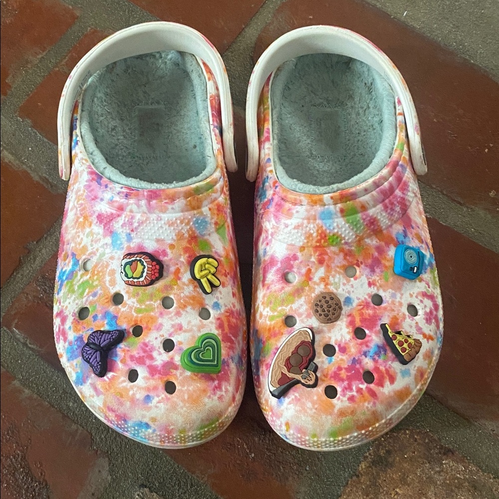 Crocs Tie Dye Fleece Lined with Jibbitz